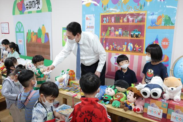 윤석열 대통령이 지난달 27일 세종시 아이누리 어린이집을 찾아 아이들과 시장놀이를 하고 있다. 뉴스1