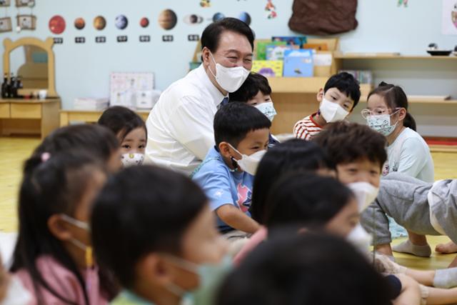 윤석열 대통령이 지난달 27일 세종 도담동 아이누리 어린이집을 방문해 이야기 할머니 프로그램을 참관하고 있다. 세종=서재훈 기자