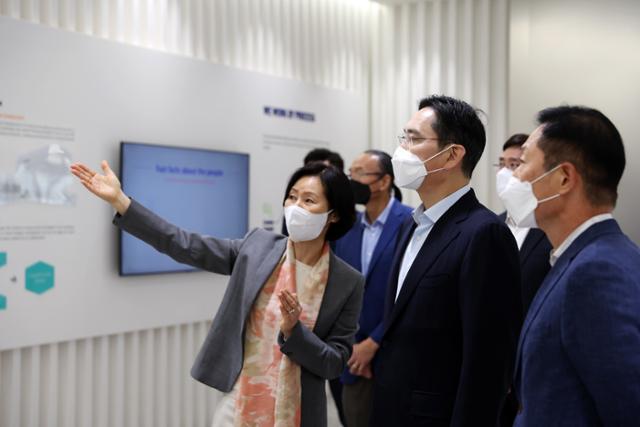 이재용 삼성전자 부회장이 11일 인천 송도에 위치한 삼성바이오에피스를 방문해 연구소를 둘러보고 있다. 삼성전자 제공