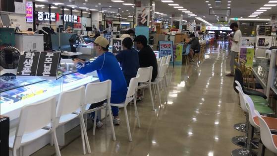 '아이폰14' 시리즈가 국내 공식 출시한 지난 7일 스마트폰 '성지'로 잘 알려진 서울 구로구 테크노마트 신도림점에서 고객들이 상담을 받는 모습. IS포토