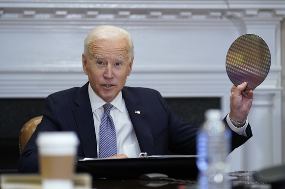 조 바이든 미국 대통령이 지난해 4월 반도체 화상회의를 소집한 모습.  [사진=AP/뉴시스]