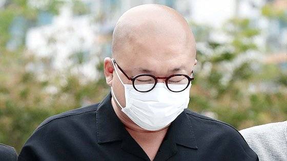 필로폰 투약 혐의를 받는 작곡가 겸 가수 돈 스파이크(45?본명 김민수)가 28일 오전 서울 도봉구 서울북부지방법원에서 열린 영장실질심사에 출석하고 있다. 뉴스1