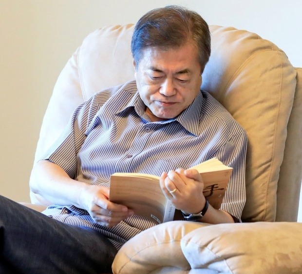 문재인 전 대통령 재임 시절 책을 읽으며 휴가를 보내는 모습 (사진=연합뉴스)
