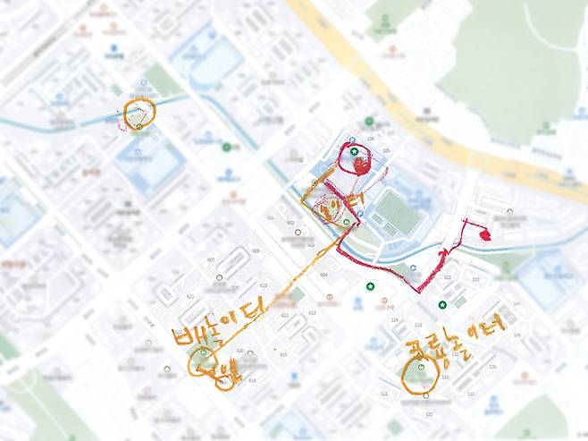 채아가 직접 그린 집과 학교 근처 놀이터 지도.