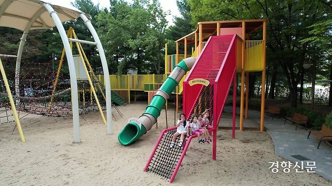 채아의 학교 앞 놀이터를 함께 찾은 지난달 19일, 채아는 놀기로 약속한 친구 2명, 방과후 활동이 끝난 뒤 즉흥적으로 합류한 친구 1명과 함께 나타났다. 최유진 PD