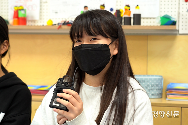 서울하늘숲초 6학년 하은이가 지난달 21일 경향신문과 인터뷰하고 있다. 최유진 PD