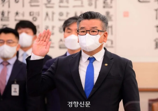 Ryou Byeong-ho, secretary-general of the Board of Audit and Inspection (BAI) swears in as a witness at a parliamentary inspection on the BAI by the Legislation and Judiciary Committee in the National Assembly on October 11. National Assembly press photographers