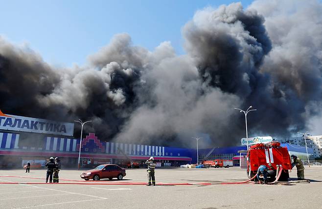 러시아군이 지난 8월24일(현지시간) 우크라이나 동부 도네츠크주의 한 쇼핑몰을 포격해 연기가 치솟고 있다. 로이터연합뉴스