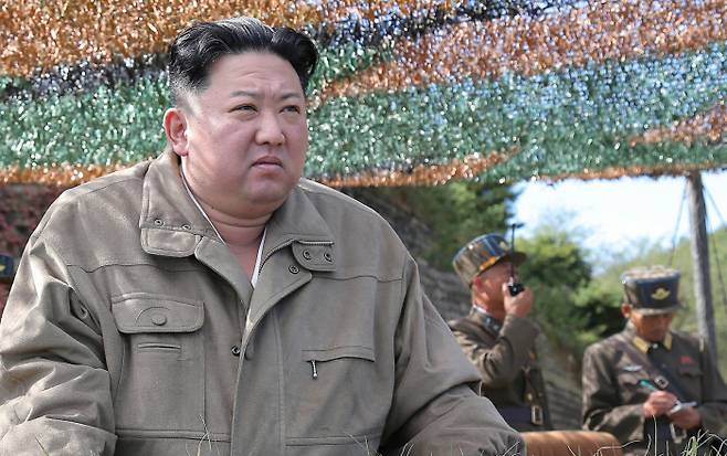 강경 김정은 북한 국무위원장이 타격훈련을 지켜보는 모습을 노동신문이 지난 10일 보도했다. 뉴스1