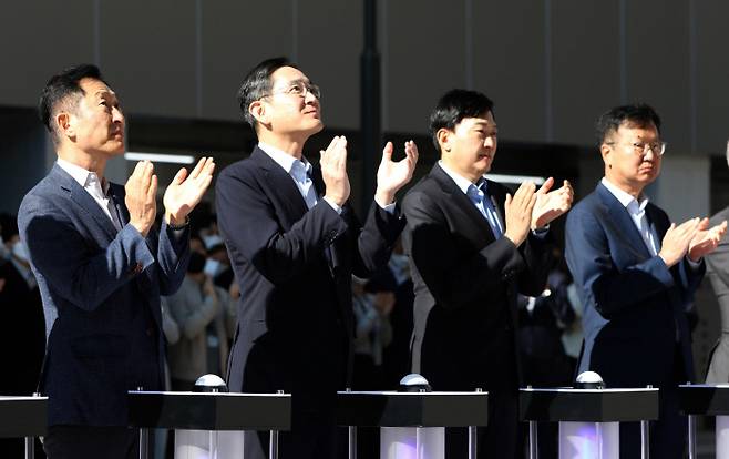 이재용 삼성전자 부회장(왼쪽에서 두번째)이 11일 인천 송도 삼성바이오로직스 제4공장 준공식에 참석해 박수를 치고 있다. 삼성전자 제공