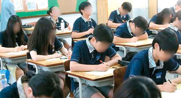 정부가 기초학력 저하를 막기 위해 학업성취도 자율평가 대상을 확대하기로 했다. 사진은 2016년 국가수준 학업성취도 평가가 시행된 한 중학교 교실 모습. [사진 출처 = 연합뉴스]