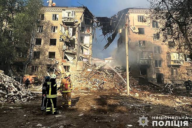10일(현지시간) 우크라이나 경찰이 공개한 사진. 러시아의 공격으로 우크라이나 자포리자의 한 주거용 건물이 붕괴한 모습./AFPBBNews=뉴스1