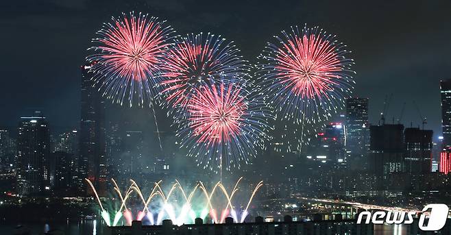 지난 8일 밤 서울 여의도 한강공원 일대에서 코로나19 이후 3년 만에 열린 '2022 서울세계불꽃축제'에서 화려한 불꽃들이 밤 하늘을 수놓고 있다. /사진=뉴스1  이번 불꽃축제의 주제는 ‘위 호프 어게인(We Hope Again)’이다. 코로나19로 지친 일상을 위로하고 다시금 꿈과 희망의 불꽃을 쏘아 올린다는 의미다.  2022.10.8/뉴스1  Copyright (C) 뉴스1. All rights reserved. 무단 전재 및 재배포 금지.