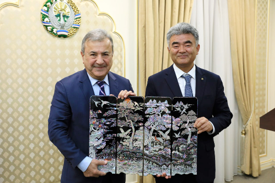 정원주 중흥그룹 부회장(오른쪽)이 우즈베키스탄 사디크 사파예브(Sodiq Solihovich Safoyev) 상원부의장과 기념사진을 촬영했다. /사진=대우건설 제공