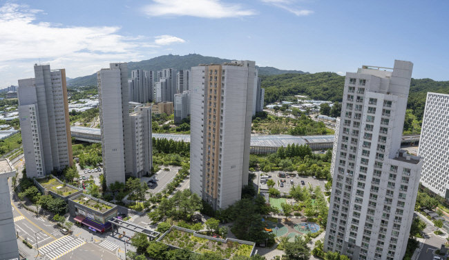 한국토지주택공사(LH)는 전국 LH 임대주택의 임대보증금 및 임대료를 내년 1월부터 1년간 추가 동결한다. 서울 서초구에 있는 LH 국민임대아파트 단지 모습.   LH 제공