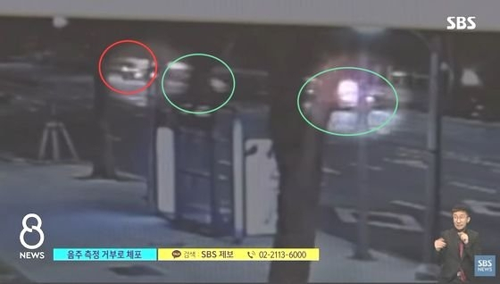 경찰차 2대(초록색 동그라미)가 신혜성 씨가 탄 차(빨간색 동그라미)를 앞뒤로 막아서고 있다. [SBS]