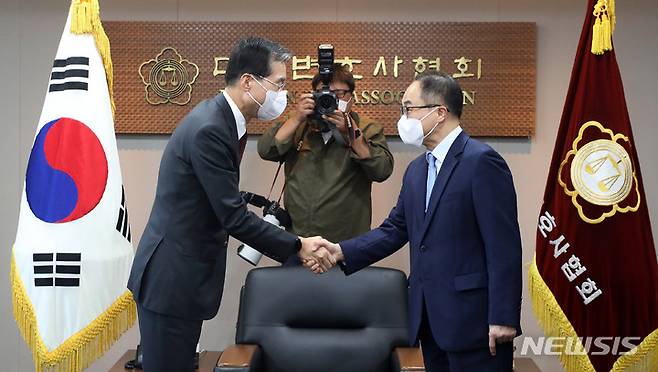 [서울=뉴시스] 추상철 기자 = 이원석 검찰총장이 11일 오후 서울 강남구 대한변호사협회를 방문해 이종엽 대한변호사협회장과 인사를 하고 있다. 2022.10.11. scchoo@newsis.com