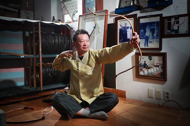 [서울=뉴시스] 궁시장(궁장) 보유자 김성락 씨 (사진=문화재청 제공) 2022.10.11. photo@newsis.com  *재판매 및 DB 금지