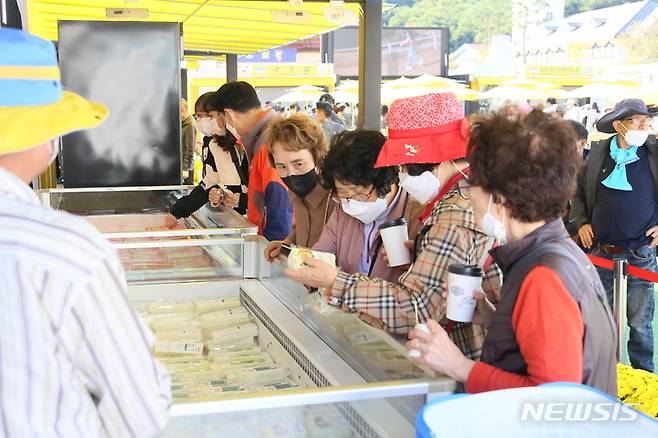 [임실=뉴시스] 김종효 기자 = 7일 전북 임실군의 대표축제인 '2022 임실N치즈축제'가 10일까지 나흘간의 일정으로 개막했다. 대한민국 대표 임실치즈를 구매하려는 방문객들로 치즈 판매장이 북새통을 이루고 있다. 2022.10.07. kjh6685@newsis.com