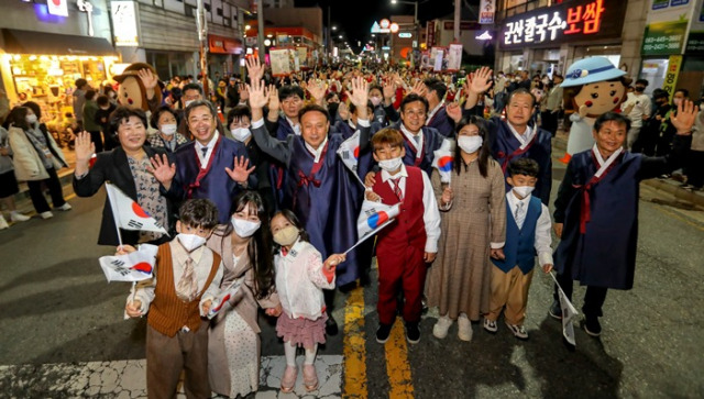 ▲좌로부터 강임준군산시장 신영대 국회의원김영일 군산시의장 신상중 축제위원장 ⓒ군산시