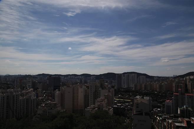 북한산 족두리봉 일원에서 촬영한 불광동 일대. 밝은 하늘에 노출을 맞추면 마을 일대가 어둡게 나온다.