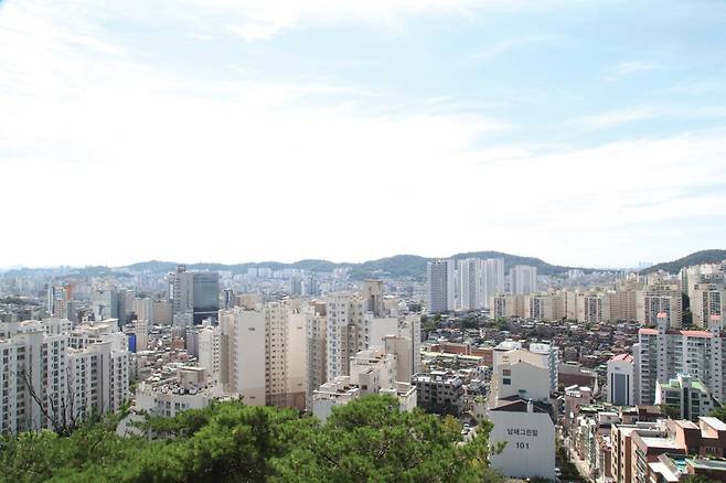 반대로 마을이 밝게 나오도록 하면 하늘이 하얗게 나와 버린다. 역광 촬영이 어려운 이유다. 사진 서현우 기자.