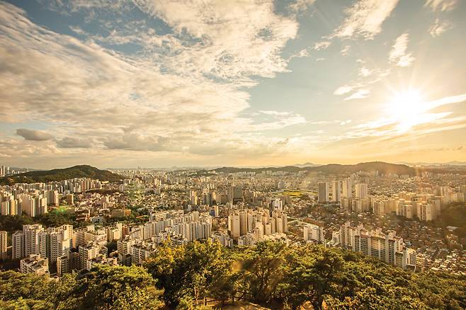 화이트밸런스를 정반대로 조정해 촬영한 늦은 오후 시간대 족두리봉에서 촬영한 불광동 일원의 역광 사진.&nbsp;K값을 높이니 노을 진 것 같은 효과가 난다.