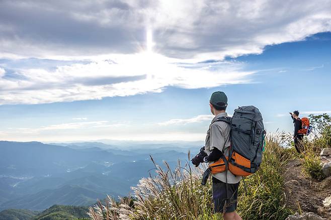 늦은 오후 민주지산 정상은 장쾌한 조망과 파란 하늘이 어우러져 한없이 시원하다.&nbsp;
