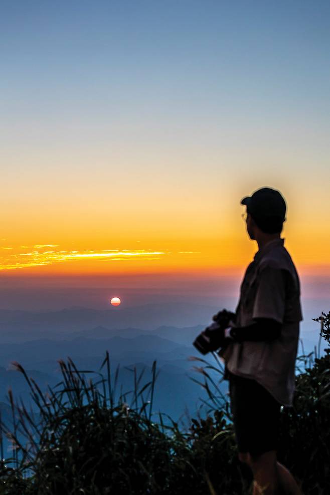 화려한 일몰이 끝나고 어스름이 내리자 한층 도드라진 산그리메가 인상적이다.&nbsp;