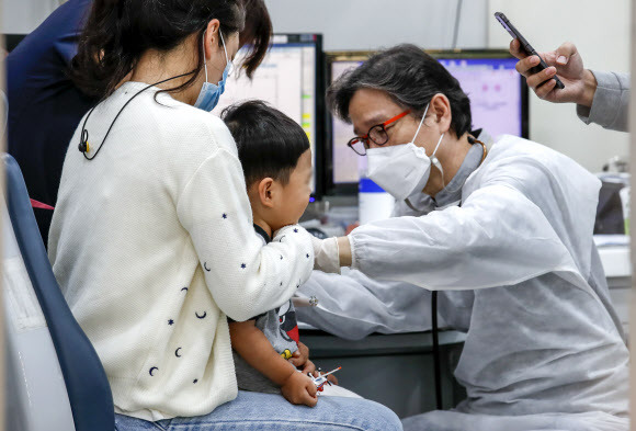 서울의 한 소아청소년과의원을 찾은 어린이가 독감 예방주사를 맞고 있다.뉴시스