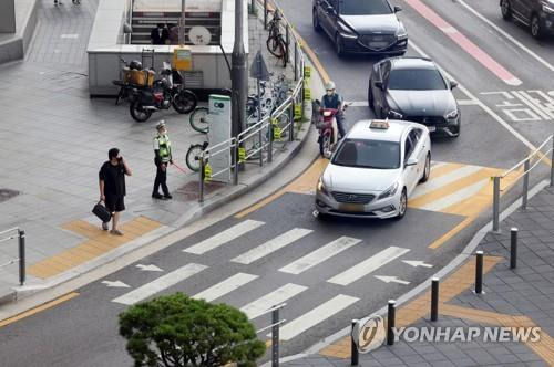 '우회전할 때 일단 멈추세요' [연합뉴스 자료사진]