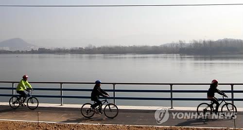 북한강변 자전거도로 [연합뉴스 자료사진]