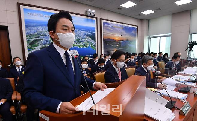 원희룡 국토교통부 장관이 지난 6일 서울 여의도 국회에서 열린 국토교통위원회의 국토교통부에 대한 국정감사에서 업무보고를 하고 있다. (사진=이데일리 방인권 기자)