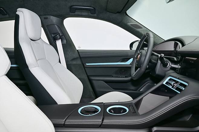 타이칸 4S 크로스 투리스모 포 제니 루비 제인(Taycan 4S Cross Turismo for Jennie Ruby Jane): 블랙, 크레용, 마이센블루 컬러 조합의 인테리어