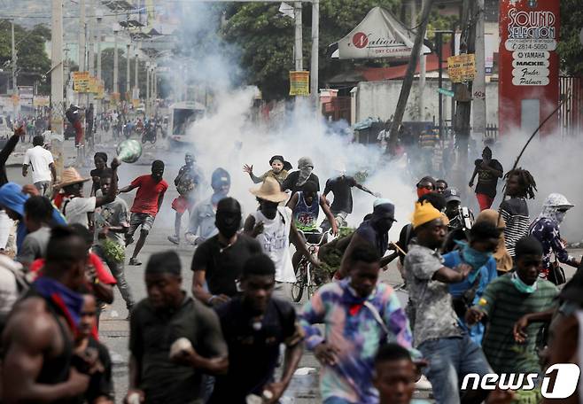 (서울=뉴스1) 이서영 기자 = 연료난으로 인한 반정부 시위가 카리브해 섬나라 아이티를 뒤흔드는 와중에 폭력을 일삼는 갱단이 콜레라 발병을 통제하려는 노력까지 저지하는 등 상황이 악화되고 있다. ⓒ 로이터=뉴스1 ⓒ News1 이서영 기자