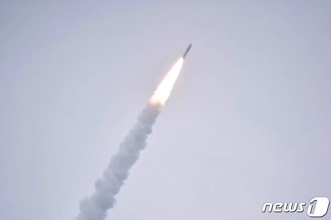 12일(현지시간) 일본 가고시마현 기모쓰키조 소재 우치노우라 우주공간관측소에서 엡실론 6호 로켓이 이륙하고 있다. NHK 등 현지 언론에 따르면 일본우주항공연구개발기구(JAXA)는 발사 실패 후 엡실론 로켓에 자폭 명령을 내렸다. ⓒ AFP=뉴스1 ⓒ News1 한병찬 기자