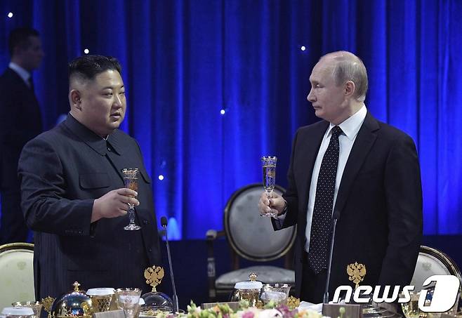 김정은 북한 노동당 총비서와 푸틴 러시아 대통령이 러시아 블라디보스토크 극동연방대학에서 열린 북러 정상회담을 마친 뒤 가진 만찬에서 건배를 하고 있다 ⓒ AFP=뉴스1