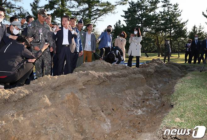 국회 국방위원회 소속 김병주··김영배·송옥주 더불어민주당 의원이 12일 오후 강원도 강릉 공군 부대 내 '현무' 미사일 낙탄 사고 현장을 찾았다. 2022.10.12/뉴스1 ⓒ News1 국회사진취재단