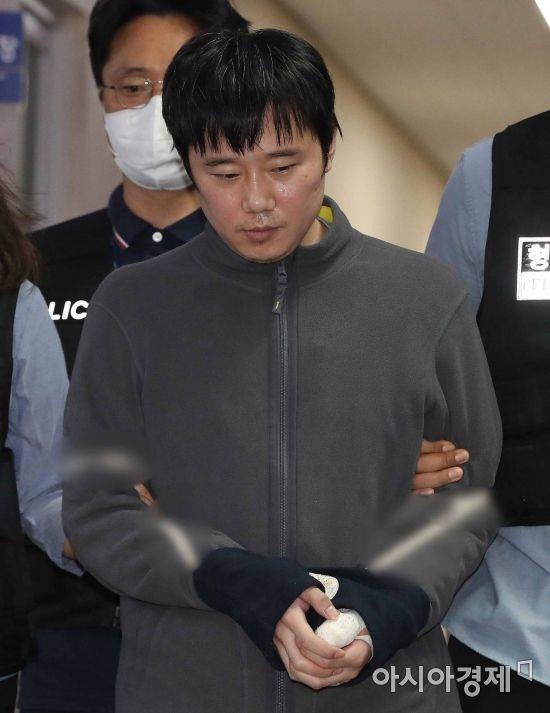 ‘신당역 스토킹 살인’ 사건 피의자 전주환이 21일 서울 중구 남대문경찰서 유치장에서 검찰로 송치되고 있다. /문호남 기자 munonam@