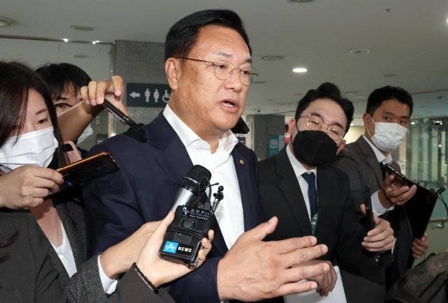 국민의힘 정진석 비상대책위원장이 11일 국회 의원회관에서 열린  반도체 인력양성의 대전환! 강원도가 시작합니다  토론회에서 축사를 마친 뒤 취재진의 질문에 답변하고 있다. 사진공동취재단