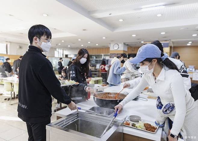 12일 오전 서울 성북구 고려대 학생회관 학생식당에서 학생들이 ‘마음든든 아침’을 배식받고 있다. 고려대 제공
