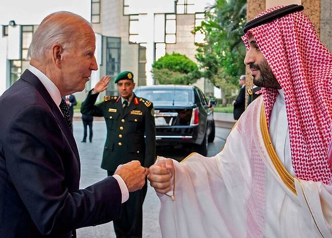 조 바이든 미국 대통령이 지난 7월15일 사우디아라비아 제다에서 사우디 실권자인 무함마드 빈살만 왕세자를 만나 주먹 인사를 하고 있다. 제다/AFP 연합뉴스