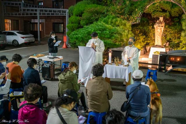 4일 서울 마포구 성산동성당에서 열린 반려동물 축복식. 성산동성당 홈페이지 캡처