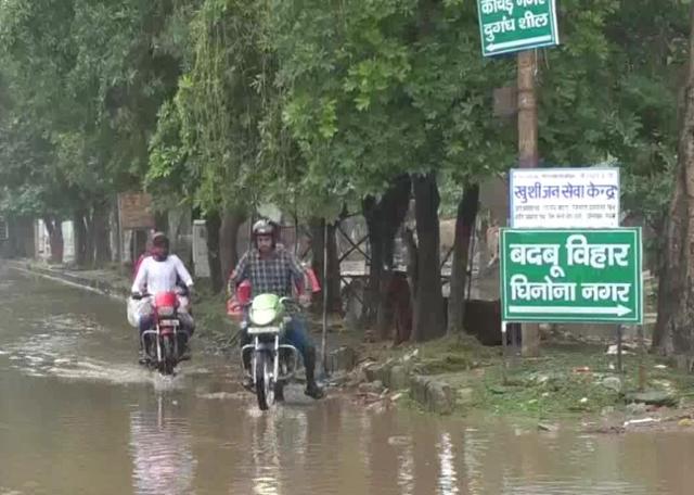 인도 아그라시 지역 주민들이 도로공사 지연에 항의하기 위해 지역의 이름을 '냄새나는 동네'로 바꾸어 현수막을 달았다. ANI 통신
