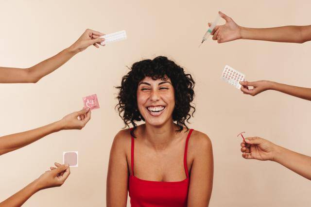 학창시절 성교육을 통해 여성들은 학습한다. 수정과 착상 과정을 거쳐 어떻게 아기가 만들어지는지, 생리주기에 따른 임신 가능성이 높은 날은 언제인지, 피임과 임신중지는 어떻게 하는지 등. 출산에 대한 성교육은 물론 중요하지만, 이 과정에서 한 가지 중요한 서술을 간과하기 쉽다. 출산하는 여성의 몸만큼이나 성적 욕망을 적극적으로 해소하는 여성의 몸도 중요하다는 것을. 더 즐겁게 파트너와의 성관계를 즐길 수 없을까? 자유롭게 성을 이야기하며 이 같은 실전 지식을 알려주는 여성들이 등장했다. 게티이미지뱅크