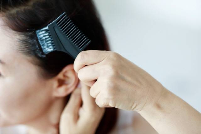 탈색약에 든 과산화수소가 피부에 닿으면 화상을 입을 수 있어 주의해야 한다./사진=클립아트코리아