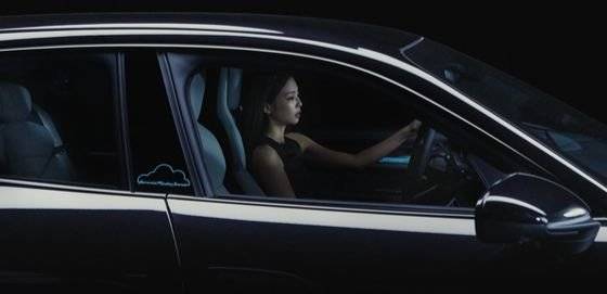 포르셰가 12일 서울 강남구 신사동 ‘존더분쉬 하우스’에서 제니와 함께 디자인한 ‘타이칸 4S 크로스 투리스모 포 제니 루비 제인’를 공개했다. [사진 포르셰코리아]