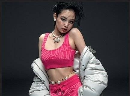 제니는 명품 브랜드 샤넬 본사의 공식 앰버서더(모델)로 활동해 ‘인간 샤넬’이란 별명을 얻었다. [사진 샤넬]