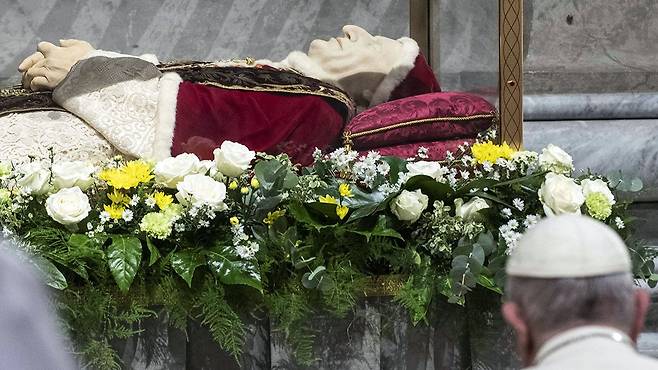 프란치스코 교황이 11일(현지시간) 바티칸 성베드로 대성당에서 열린 제2차 바티칸 공의회 60주년 기념 미사에서 교황 성 요한 23세의 유해를 바라보고 있다. 사진 교황청