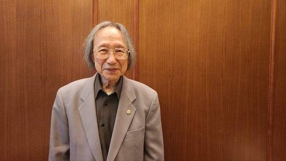 일본의 고대 시 장르인 『만엽집』 연구 일인자인 나카니시 스스무 일본 고시국문학관장은 "『만엽집』은 백제인에게서 유래됐다"는 설을 처음으로 제기한 학자이기도 하다. 일본 내 다수 문학상을 받은 그는 첫 해외 수상을 위해 한국을 찾아 지난 8일 본지와 인터뷰를 가졌다. 김정연 기자